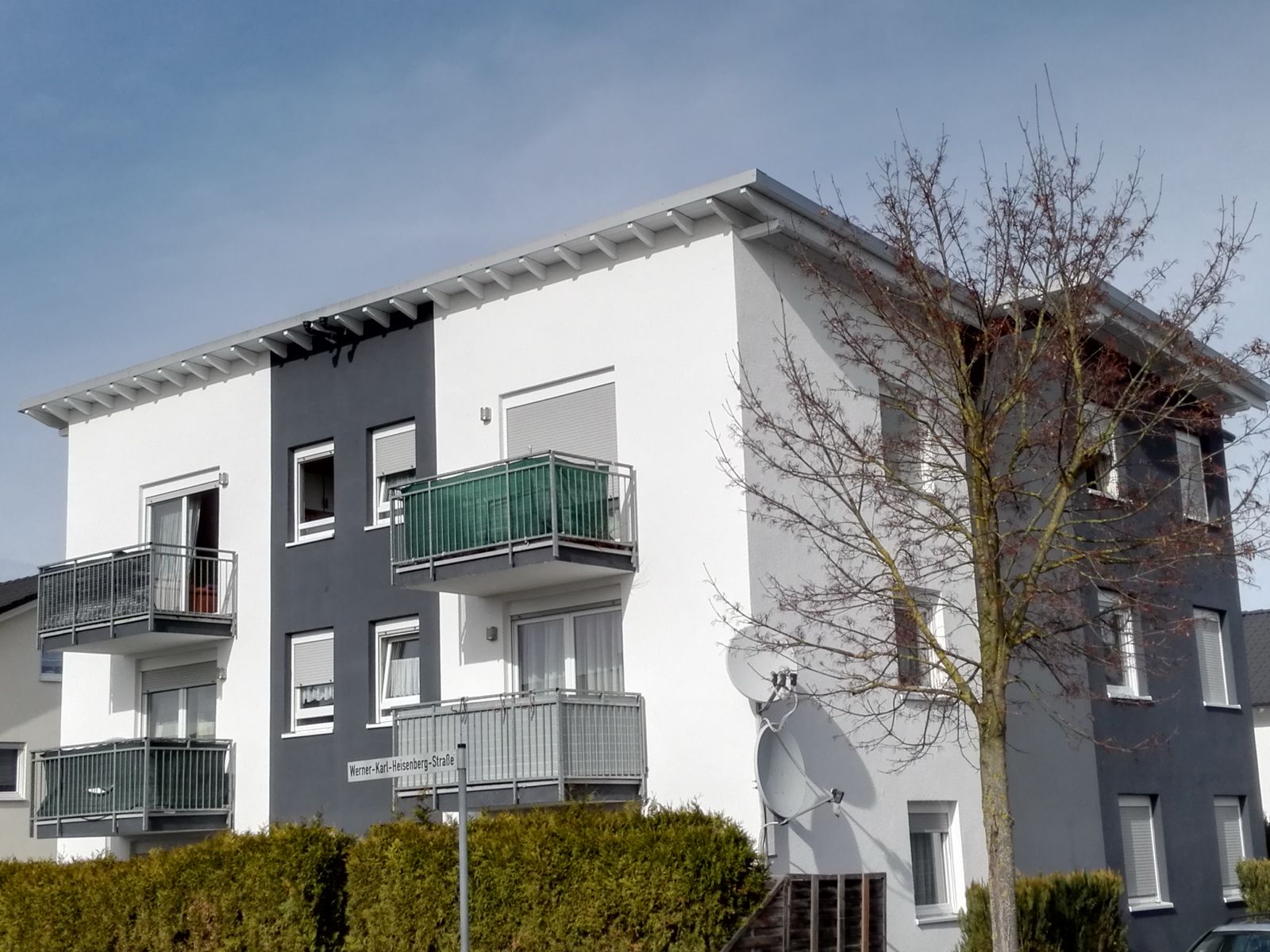 Außenansicht des Mehrfamilienhauses in der Otto-Hahn-Straße in Untereisesheim